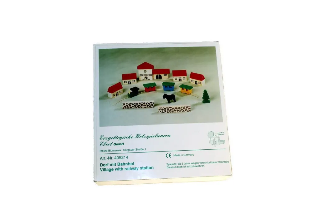 Holzspielwaren Ebert Neuheiten | Holzspielzeug*Dorf mit Bahnhof im Karton aus Holz von Ebert GmbH