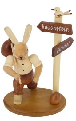 Müller Kleinkunst Osterhasen*Hase Wanderer am Wegweiser, 14 cm, von