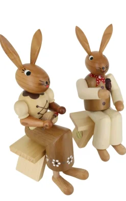 SEIFFENcom by Nestler GmbH Osterhasen*Osterhase - Hasenpaar auf Stühlen, 22 cm, von SEIFFEN.COM