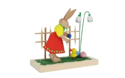 Bettina Franke Neuheiten | Osterhasen*Osterhase - Häsin am Gartenzaun, geschnitzt, 11 cm von