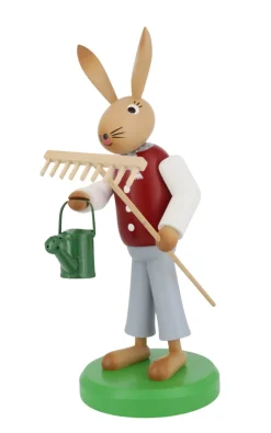 SEIFFENcom by Nestler GmbH Neuheiten | Osterhasen*Osterhase mit Rechen und Gießkanne, 28 cm, von SEIFFEN.COM