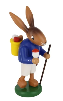 SEIFFENcom by Nestler GmbH Neuheiten*Osterhase mit Wanderstock, Pfeife und Korb, 9 cm, von SEIFFEN.COM