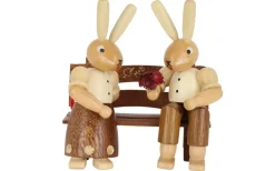 Müller Kleinkunst Osterhasen*Osterhasen - Paar auf einer Bank, von
