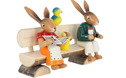 SEIFFENcom by Nestler GmbH Neuheiten | Osterhasen*Osterhasen auf einer Bank, , 13 cm von SEIFFEN.COM
