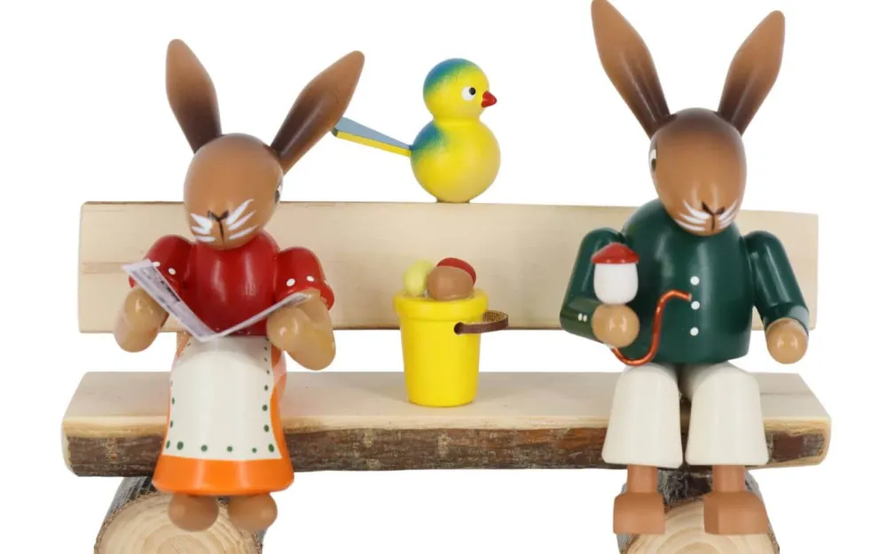 SEIFFENcom by Nestler GmbH Neuheiten | Osterhasen*Osterhasen auf einer Bank, , 13 cm von SEIFFEN.COM