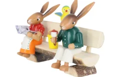 SEIFFENcom by Nestler GmbH Neuheiten | Osterhasen*Osterhasen auf einer Bank, , 13 cm von SEIFFEN.COM