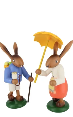SEIFFENcom by Nestler GmbH Osterhasen*Osterhasenpaar mit Wanderstab und Schirm, 21 cm von SEIFFEN.COM