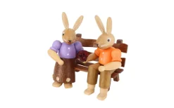 Müller Kleinkunst Osterhasen*Osterhasenpaar sitzend auf einer Bank von