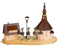 SEIFFENcom by Nestler GmbH Sockelbrett*Sockelbrett Seiffener Dorf mit Bergmannskapelle und beleuchteter Straßenlaterne von SEIFFEN.COM