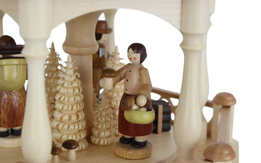 Müller Kleinkunst Einzelstücke | Weihnachtspyramiden*Weihnachtspyramide Waldmotiv, 3 – stöckig, 55 cm von